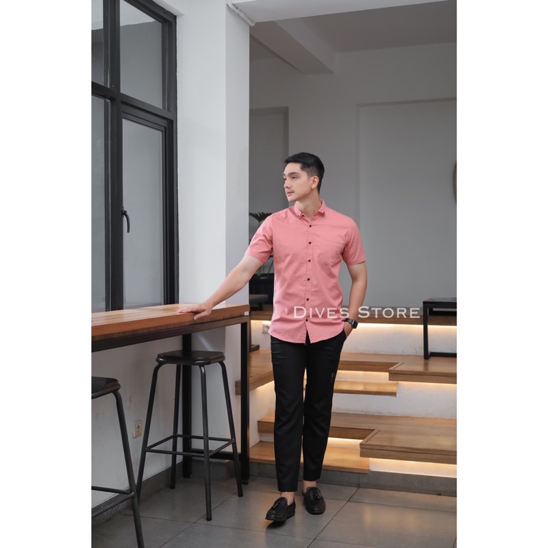 Kemeja pria polos slimfit kasual basic HeM lengan pendek pink salam