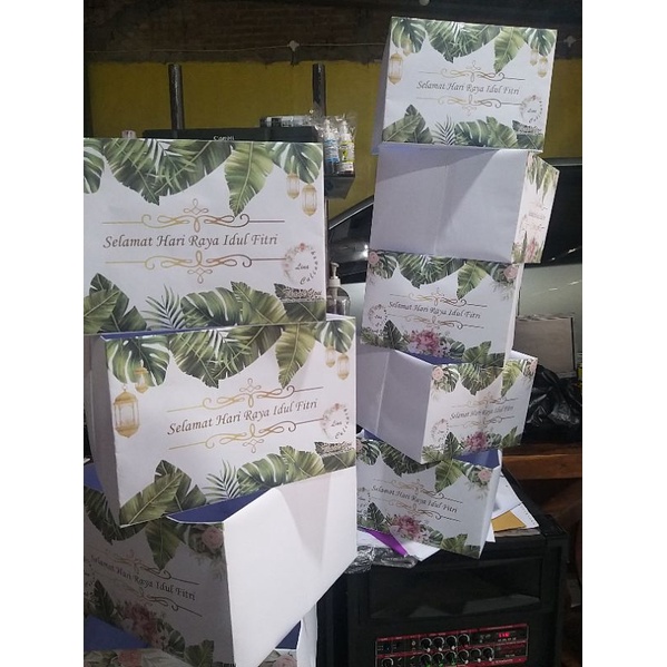 

PAPER BAG P X L X T = 26 X 16 x 9cm