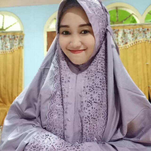 Mukena Syahrini bahan katun mikro ORY,kualitas nya bagus.. empuk dan ringan.soal jahitan,sangat rapi