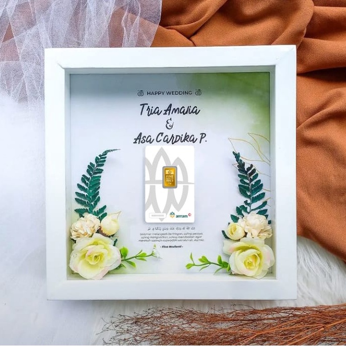 

Figura Custom / 3D Frame Kado Hadiah Pernikahan Happy Wedding (Tidak Termasuk LM Antam / Micro Gold / Emas Mini Gold)