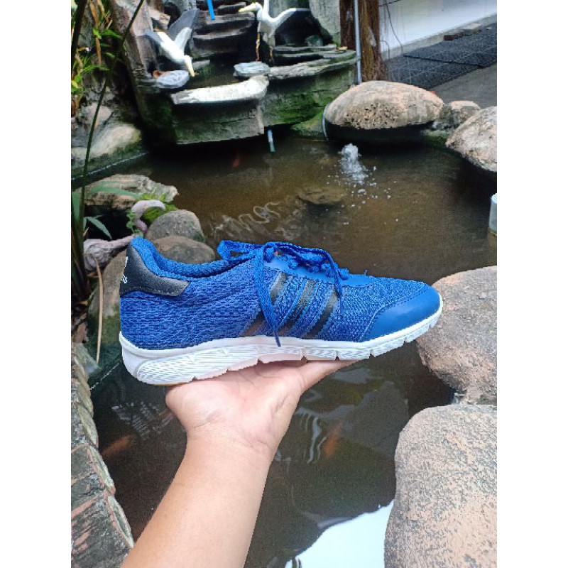 Sepatu sneakers adidas pria biru putih