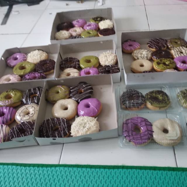 

WadiDawnat- Donat kampung kekinian - Donat Glaze lumer empuk menul aneka rasa murah enak - 1/2 dozen