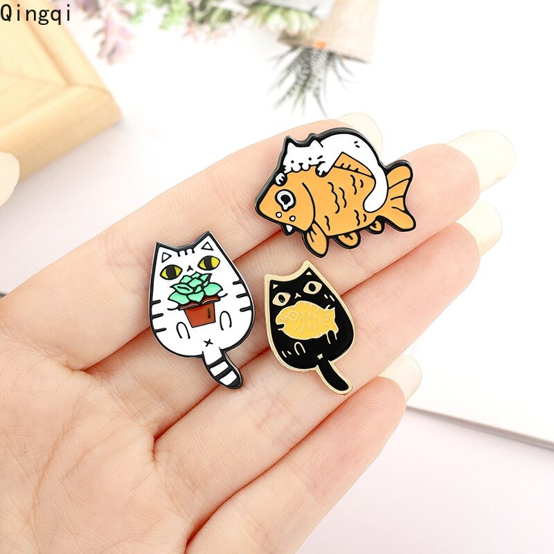 Pin Enamel Kucing Gemuk Dan Ikan Hitam Putih Lucu Kucing Bros Lencana Kartun Hewan Perhiasan Hadiah Untuk Anak-Anak