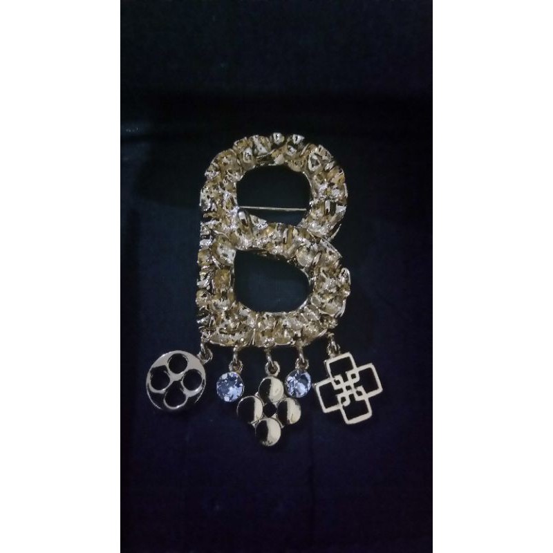 Buttonscarves Textured Brooch with Charm in Gold