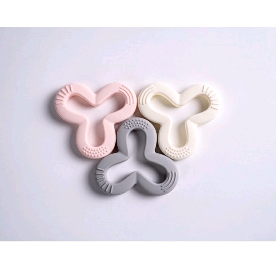 HEORSHE SHAMROCK TEETHER |Teether dengan design 3 sudut texture - He Or SHe Gigitan Bayi