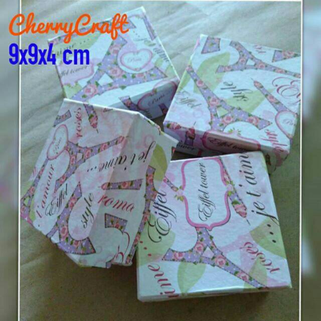 

Kotak Kado Cantik Ukuran 9x9x4 cm