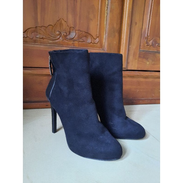 Preloved Sepatu Boot Stradivarius size 37