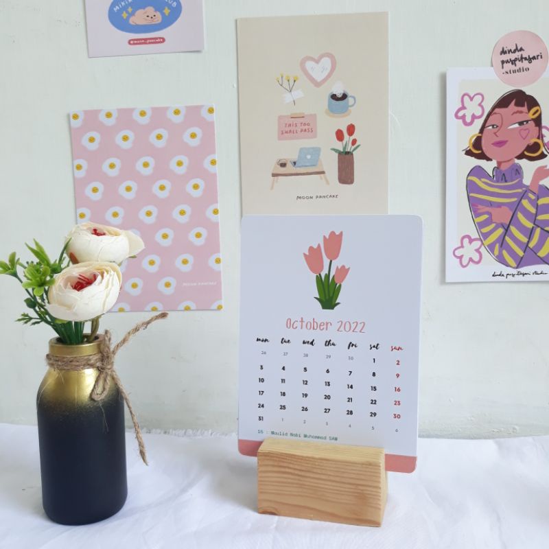 

Kalender Meja 2022 dengan Tatakan Kayu (free paper clips)