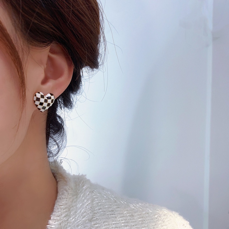 Anting Tusuk Desain Hati Motif Kotak-Kotak Untuk Wanita