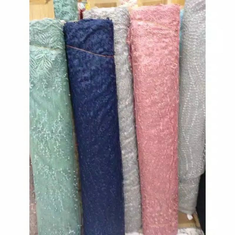 Tile Akar Mutiara dengan pinggiran renda bahan kebaya motif