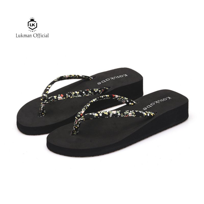 Sandal jepit tipis bermotif bunga kecil wanita tepi pantai non-slip clip-on pantai dasar datar dengan tumit baji tengah di luar memakai sandal dan sandal