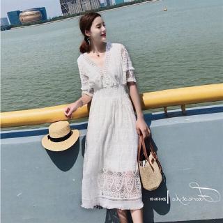 Long Dress  Pantai  Model V neck Warna  Putih  Bahan Lace 