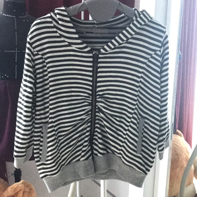 Jaket Garis2 hitam putih