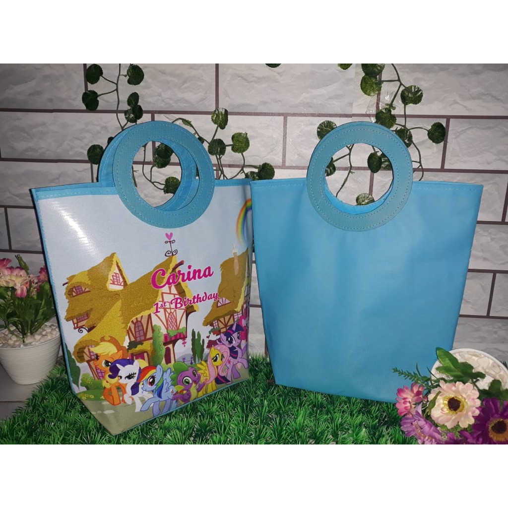 

TAS SOUVENIR ULTAH ANAK PEGANGAN BULAT FULL BANNER TAS PEGANGAN BULAT