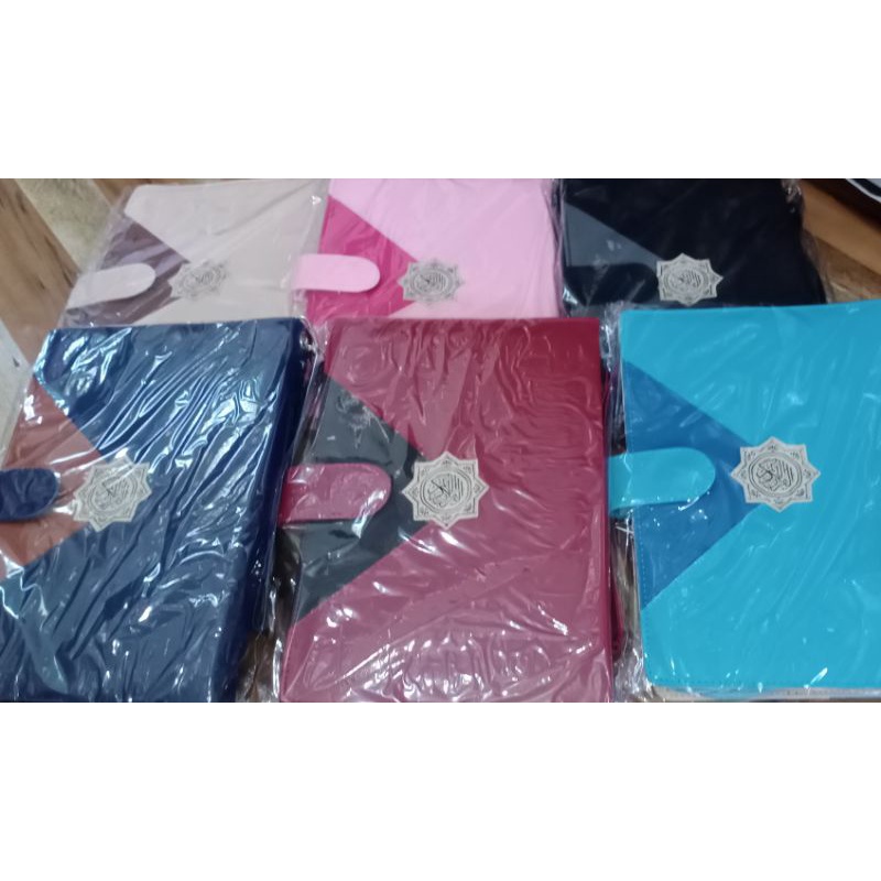 

Cover Al-Qur'an Motif Segitiga A5