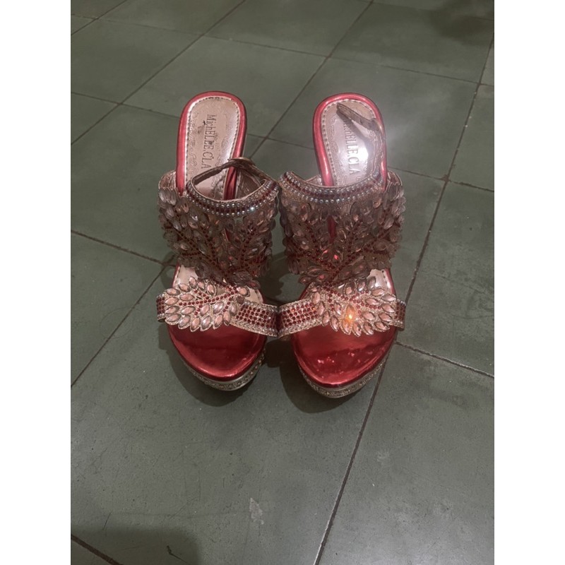 sepatu merah wedding