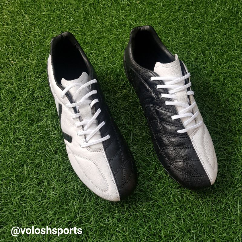 Sepatu Bola Volosh Anexa Putih Hitam
