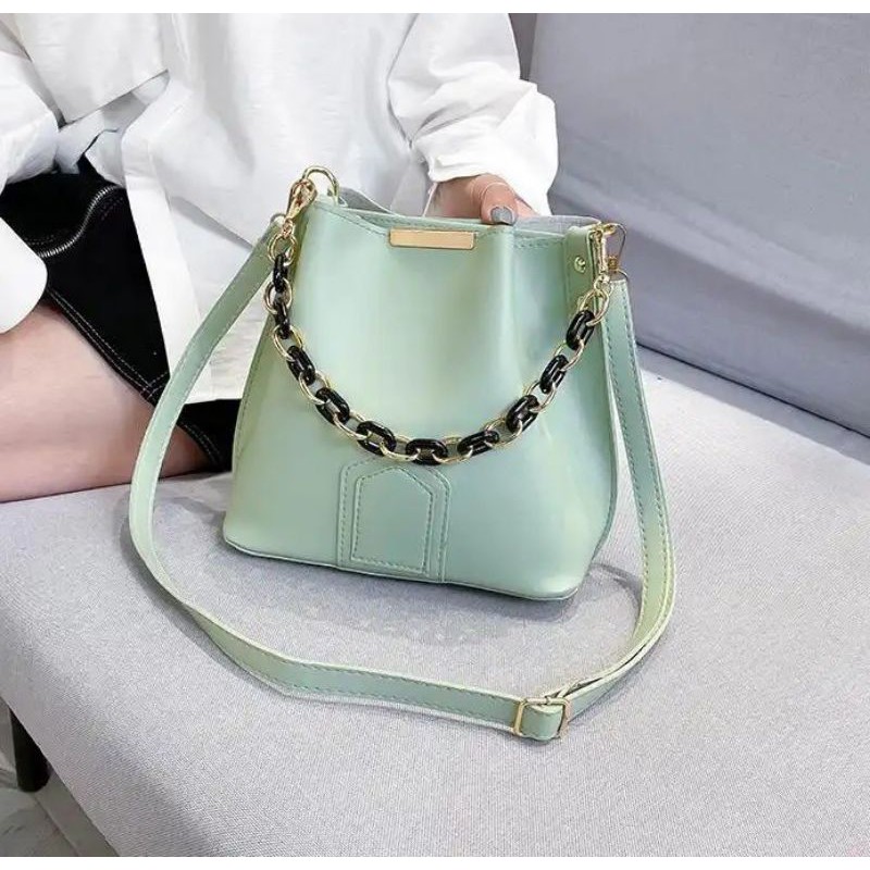 

Kode ELJ 5341IDR : 110 rbBahan : Kulit PUukuran: 20 x 22 x 11 cm