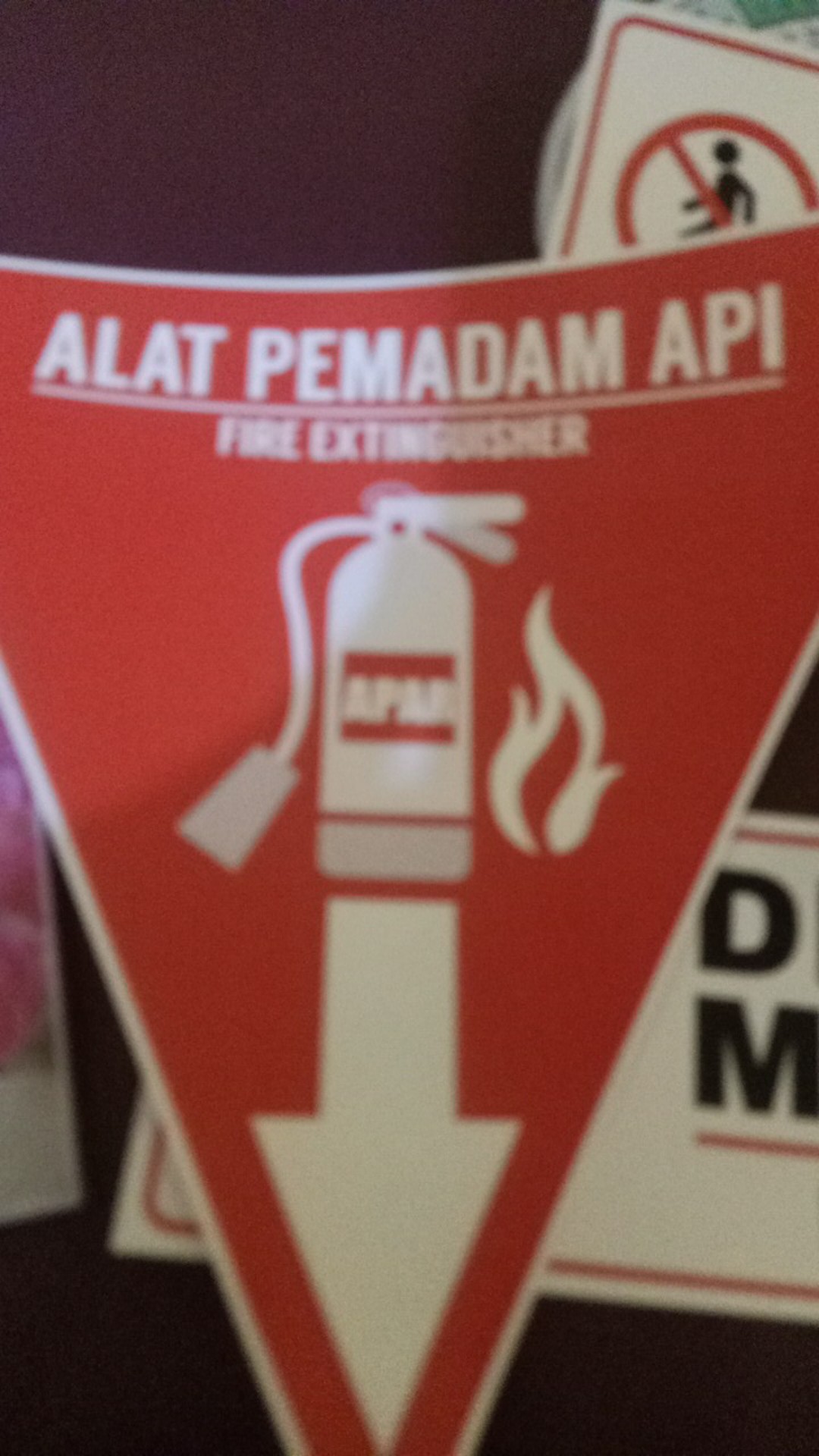 Sticker Waterproof Penunjuk Alat Pemadam Api Apar Segitiga 23x23cm Rambu K3
