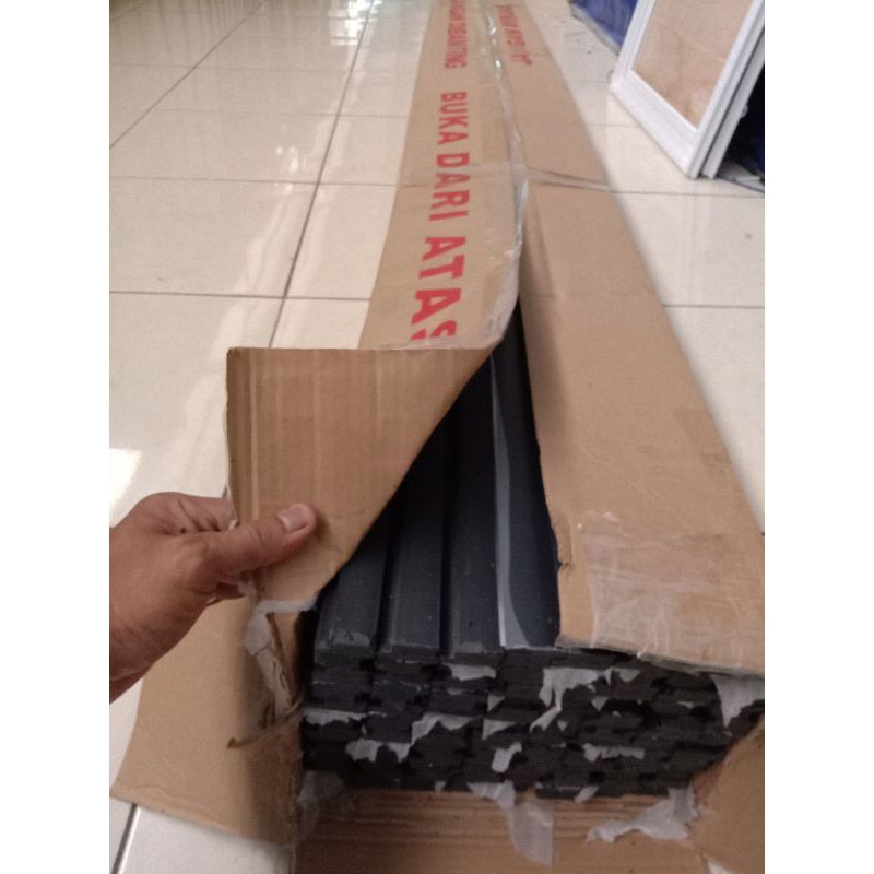 pigura minimalis hitam dan putih 1 box isi 90 batang panjang 3 meter untuk bingkai lukisan foto daga