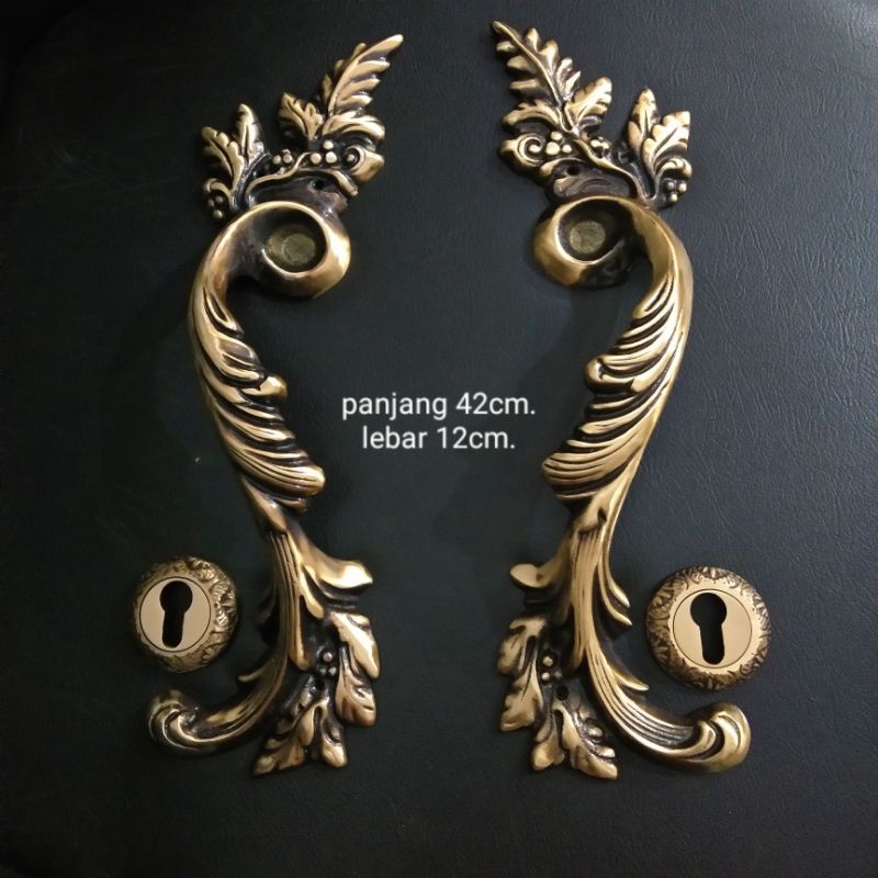 Gagang pintu  motif daun cakar antik diameter 42cm.