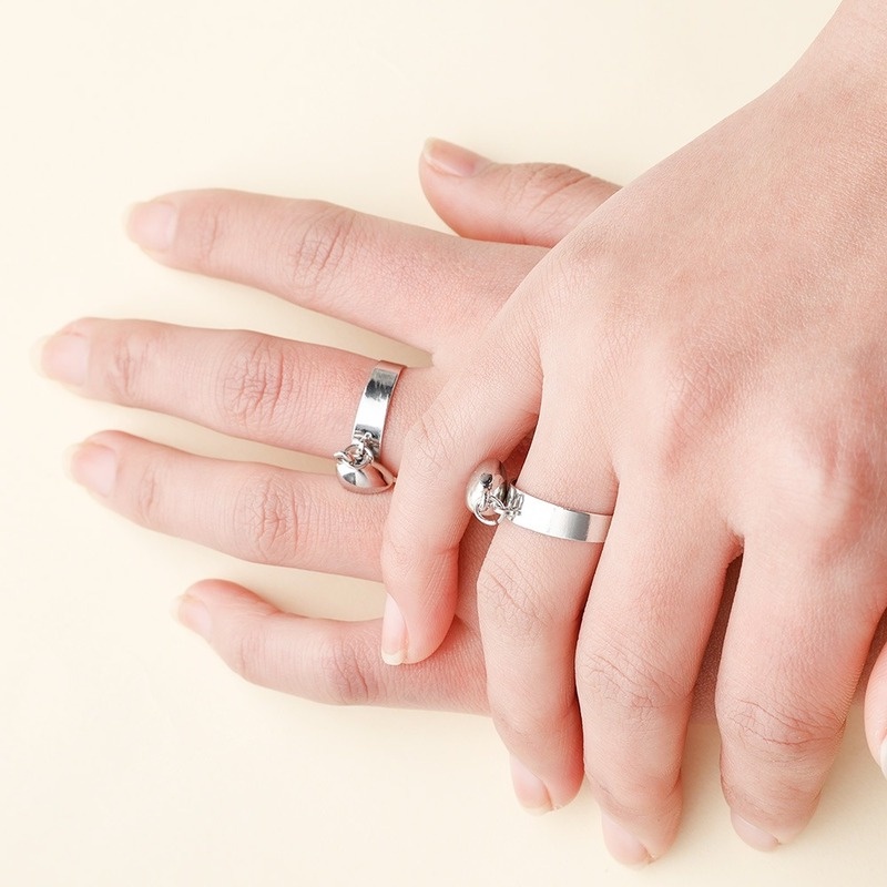 1 Pasang Cincin Magnet Bentuk Hati Bahan Alloy Gaya Punk Untuk Pasangan