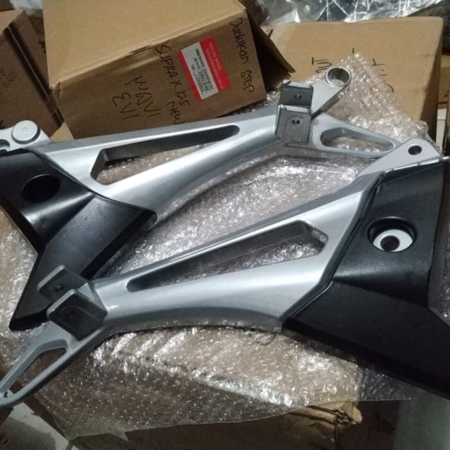 DUDUKAN FOOTSTEP BELAKANG HONDA SUPRA X 125 NEW BATMAN 2007 UP GOOD QUALITY