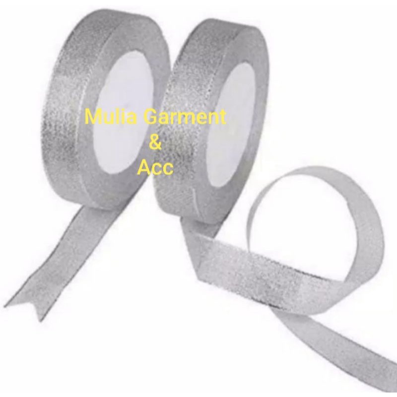 

PITA GLITER MAS PERAK LEBAR 1CM HARGA PER ROLL ISI 18 METER