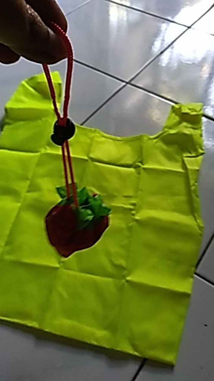 Travelmate Tas Belanja Serbaguna Lipat Strawberry Baggu Bag Bisa Jadi Besar