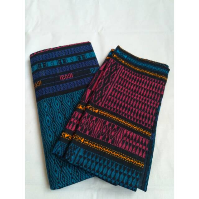 Sarung dan selendang motif ulos tumtuman batak