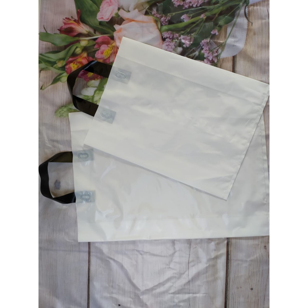 &lt;Ecer &gt; Plastik PE Soft handle uk 35x50 tebal 0,8 mic Ada Lipat Samping Glossy| Plastik olshop | plastik baju