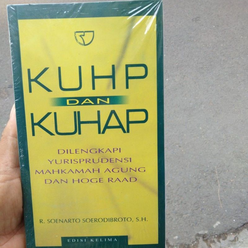 

kuhp dan KUHAP kar Soenarto soerdibroto