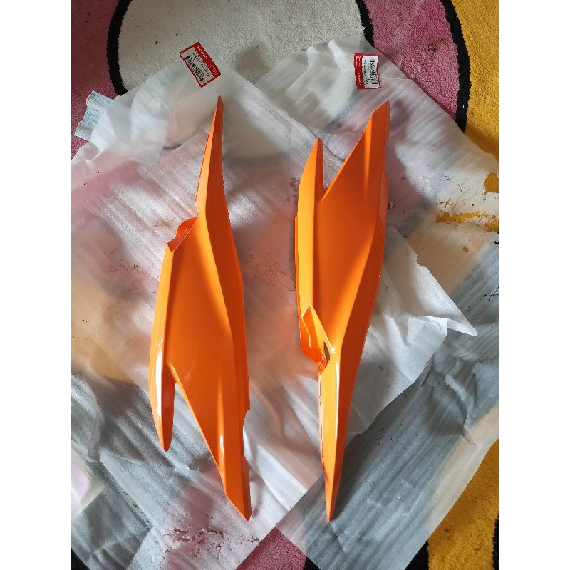 83500-KZR-600NOR Body kiri &kanan Vario 125 fi old orange