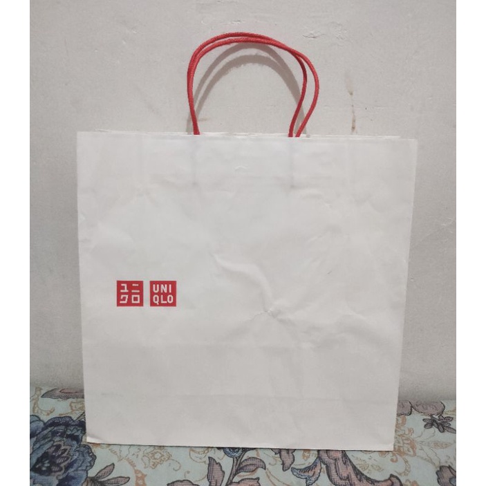 Jual paperbag uniqlo medium original / paper bag uniqlo Shopee Indonesia