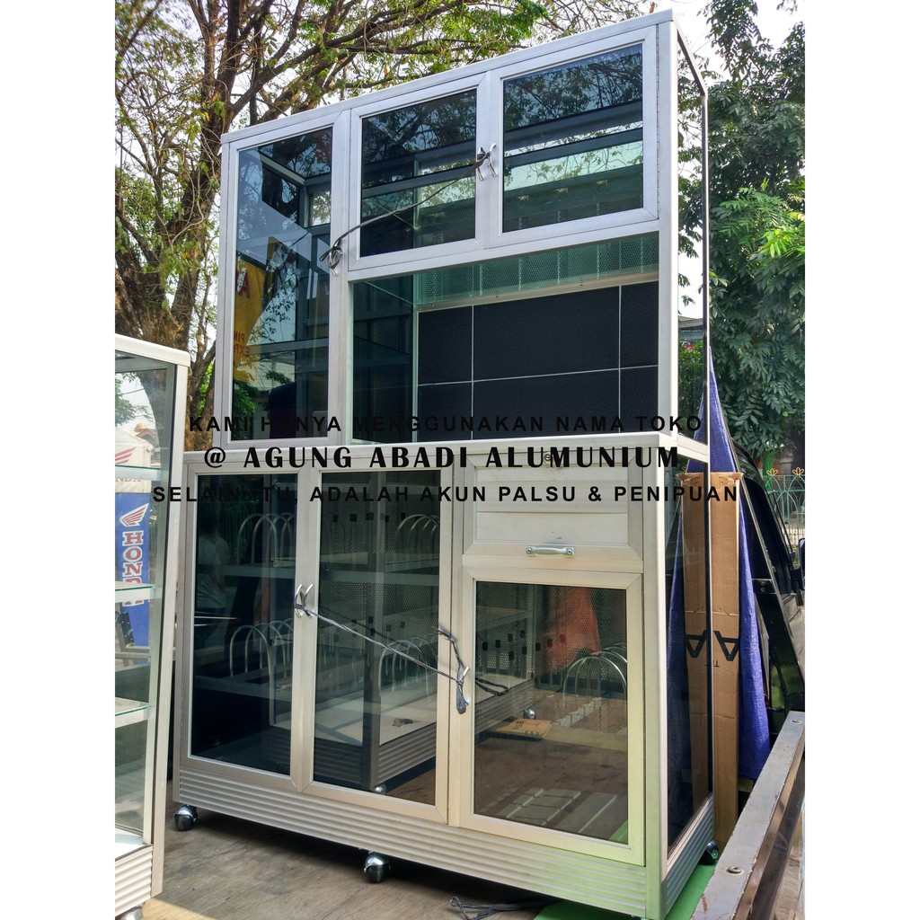 Lemari / Rak Piring Alumunium Model Keramik 3 Pintu Silver Kaca Ryben