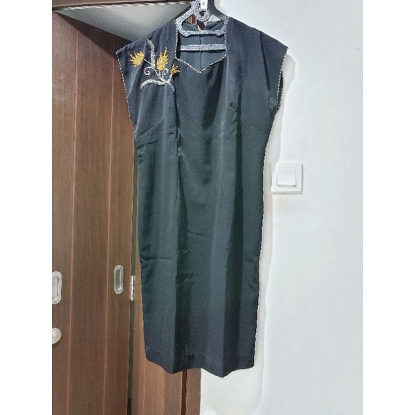 Dress hitam dengan bunga manik manik murah sale