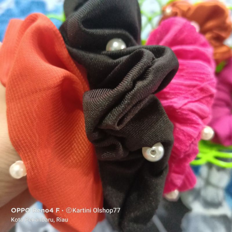 Scrunchie by KartiniOlshop77//Scrunchie mutiara ( ikat rambut )