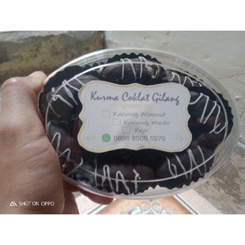 

kurma coklat isi kacang almond