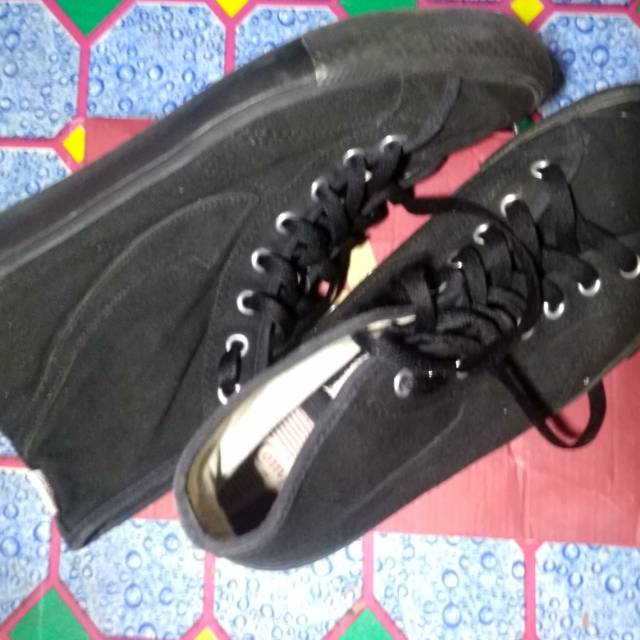 Sepatu compass gazelle hi full black