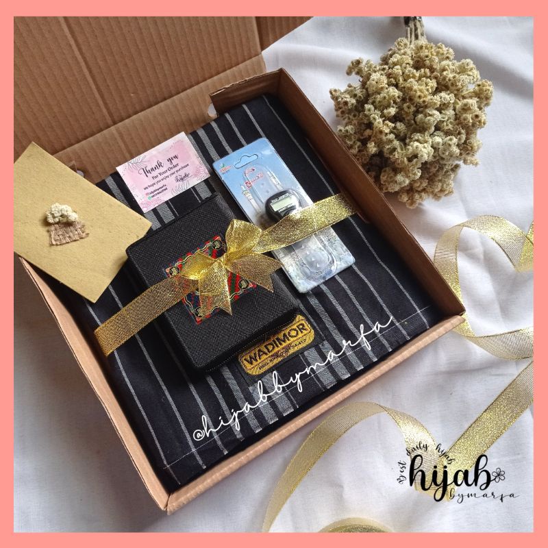 

Hampers/Kado/Gift Box Sarung wadimor motif tumpal