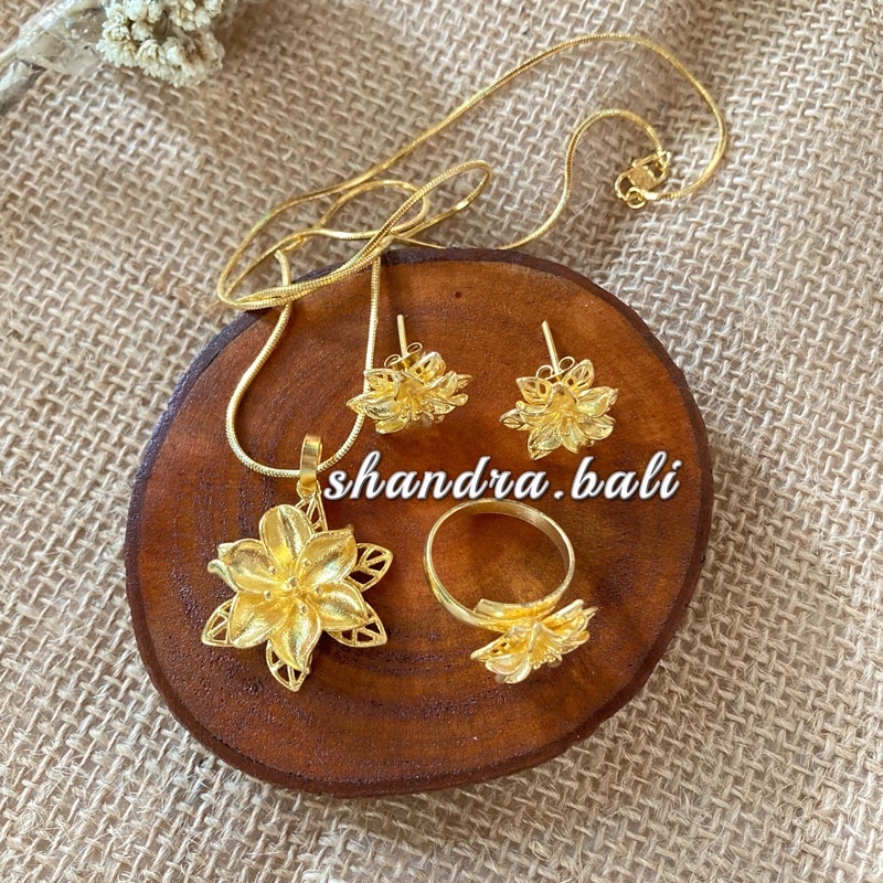 Set Perhiasan Kalung + Liontin + Cincin + Anting Sumpel Bunga Kendari Xuping Alpaka Emas Bali