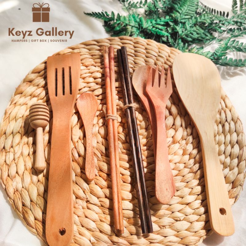 

Sendok Kayu / Garpu Kayu / Sumpit Kayu / Sendok Madu / Sendok Teh / Centong Kayu / Sodet Kayu / Hampers Sendok Kayu / Hampers Kayu