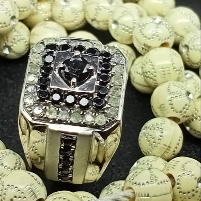 Cincin berlian hitam