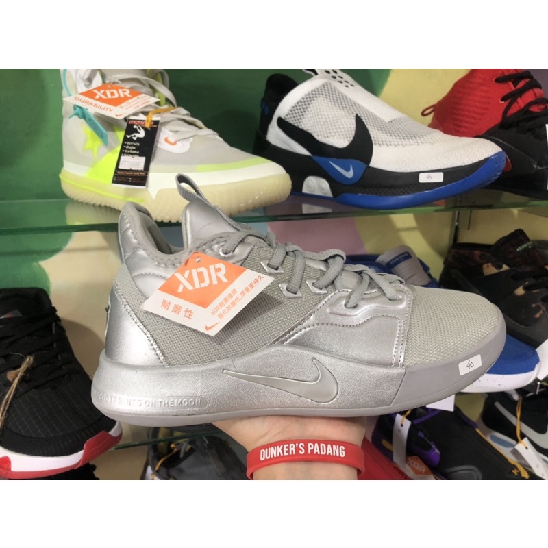 SEPATU BASKET NK PG3 LOW NASA MOON LANDING