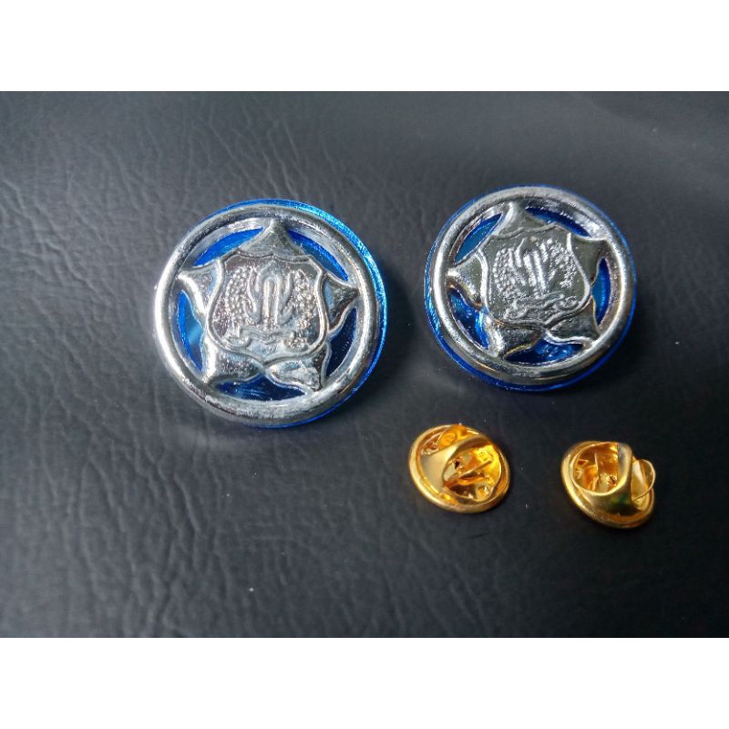 pin monogram satpam akrilik biru ,magnet dan paku
