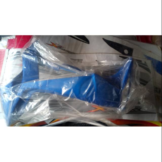 Tebeng - Leg Shield R - Sayap Kanan Supra X 125 2008 Original AHM Biru Blue