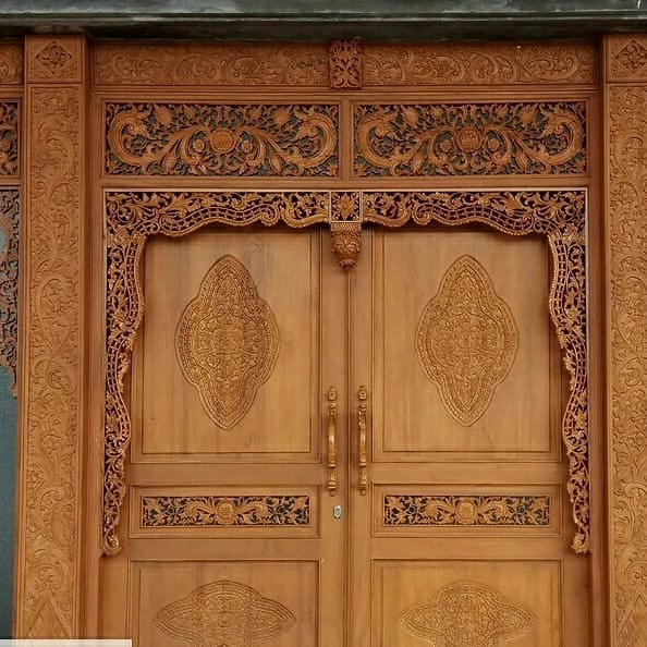 KUSEN DAN PINTU JATI UKIR