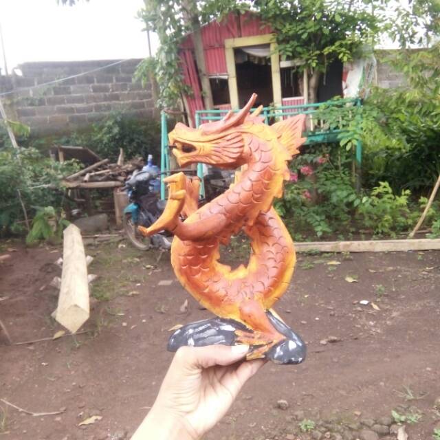 Pajangan patung naga bahan kayu ukiran