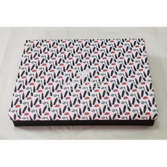 

Kotak Kado / Kotak Hadiah / Gift Box Pakaian B / Motif Lipstik