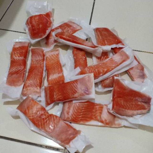 

Ikan salmon fillet fresh tanpa tulang / frozen portion trout norwegian 250gram